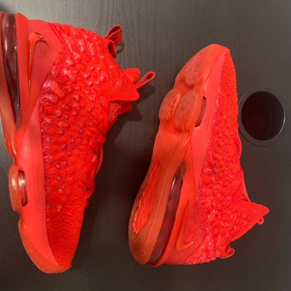 Lebron 17 Red carpet size 6 kids used 9/10 condition